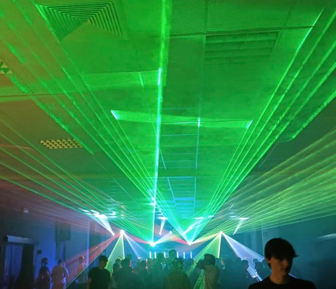 vatset deluxe met set van 4 x4 watt lasers (tot 500 personen)